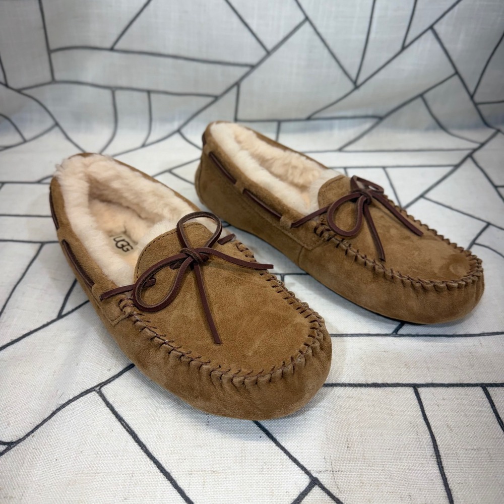 UGG‎ Dakota Moccasin Slippers 8 Chestnut Suede Sheepskin Lined 5612